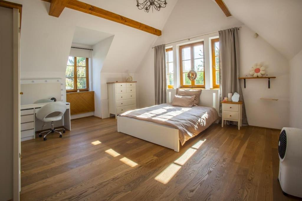 7 Bedroom Secluded Villa Close To Prague ริชานี ภายนอก รูปภาพ