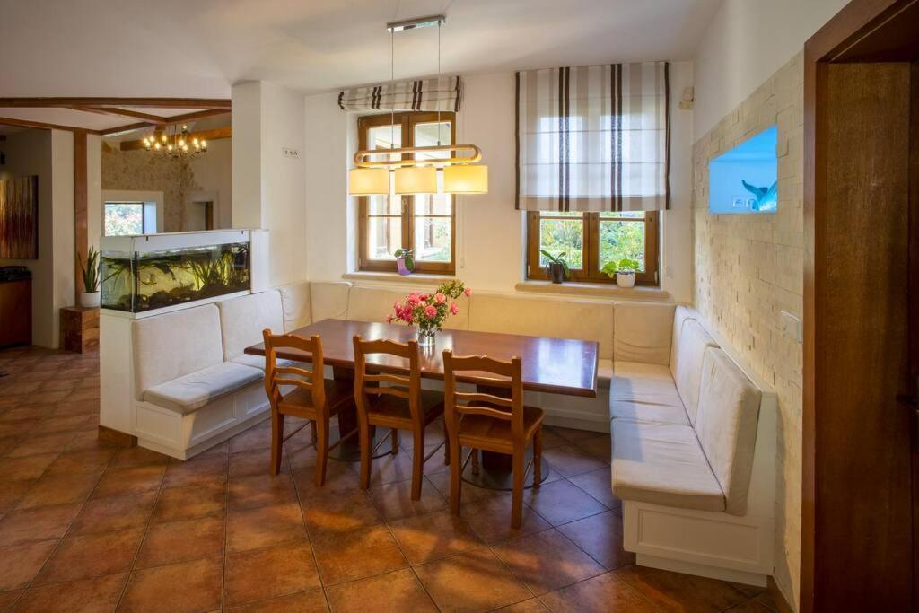 7 Bedroom Secluded Villa Close To Prague ริชานี ภายนอก รูปภาพ